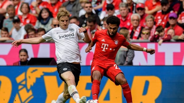 Martin Hinteregger von Frankfurt (l) liefert sich mit Bayern-Spieler Gnabry einen Zweikampf.