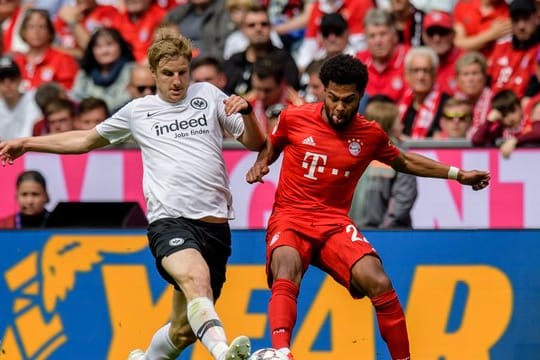 Martin Hinteregger von Frankfurt (l) liefert sich mit Bayern-Spieler Gnabry einen Zweikampf.
