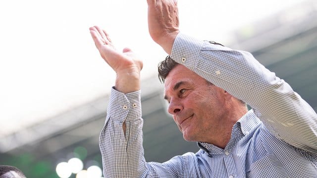 Gladbachs Trainer Dieter Hecking verabschiedet sich von den Fans.