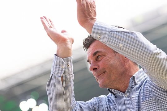 Gladbachs Trainer Dieter Hecking verabschiedet sich von den Fans.