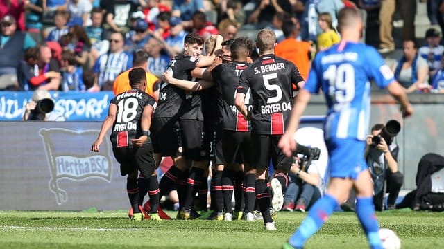 Das Mannschaft von Bayer Leverkusen (l) jubelt über die Champions League.