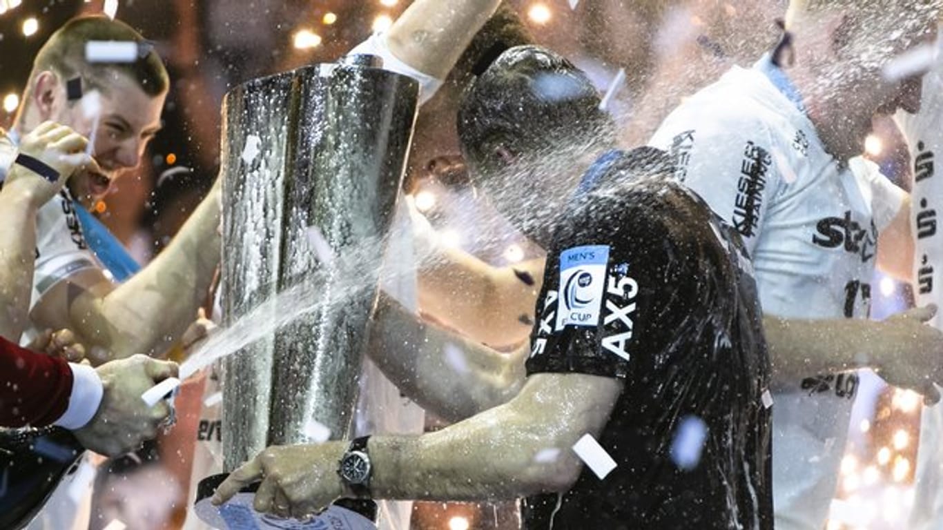 Kiels Trainer Alfred Gislason erhält nach dem Gewinn des EHF-Pokals eine Champagnerdusche.