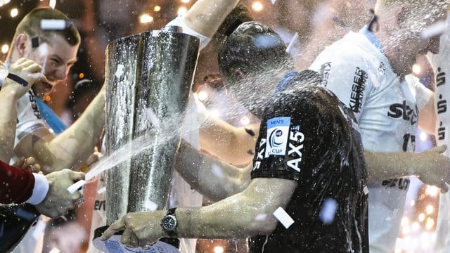 Kiels Trainer Alfred Gislason erhält nach dem Gewinn des EHF-Pokals eine Champagnerdusche.