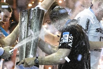 Kiels Trainer Alfred Gislason erhält nach dem Gewinn des EHF-Pokals eine Champagnerdusche.