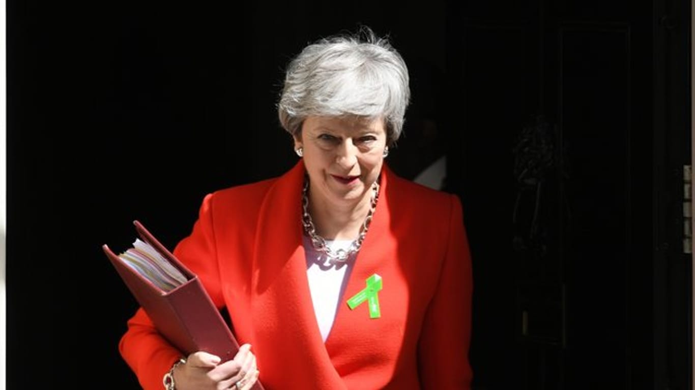 Theresa May vor der Tür von Downing Street 10.