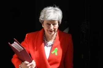 Theresa May vor der Tür von Downing Street 10.