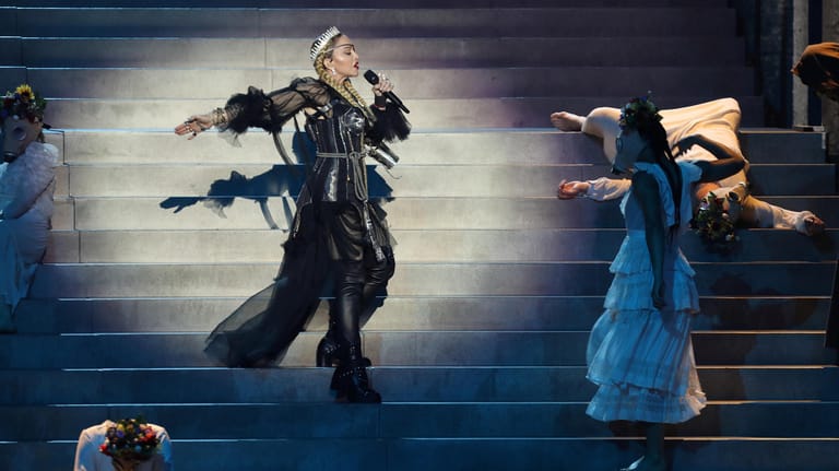 Madonna steigt auf der Bühne eine Treppe hinunter: Sowohl die Musik als den Gesang fanden die Fans peinlich.