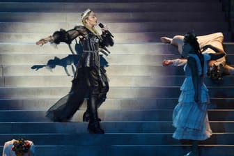 Madonna steigt auf der Bühne eine Treppe hinunter: Sowohl die Musik als den Gesang fanden die Fans peinlich.