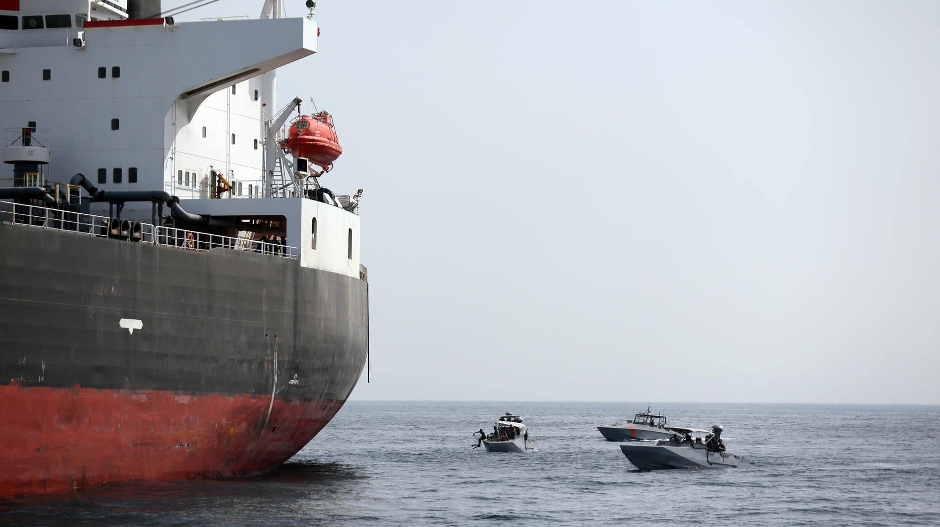 Marineboote der Vereinigten Arabischen Emirate neben einem saudi-arabischen Tanker: Letzte Woche wurden saudi-arabische Öl-Tanker angegriffen – angeblich vom Iran. (Archivbild)