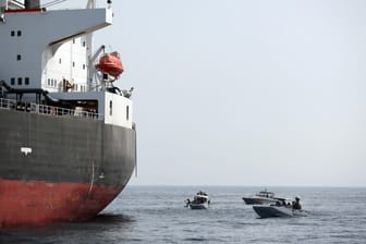Marineboote der Vereinigten Arabischen Emirate neben einem saudi-arabischen Tanker: Letzte Woche wurden saudi-arabische Öl-Tanker angegriffen – angeblich vom Iran. (Archivbild)