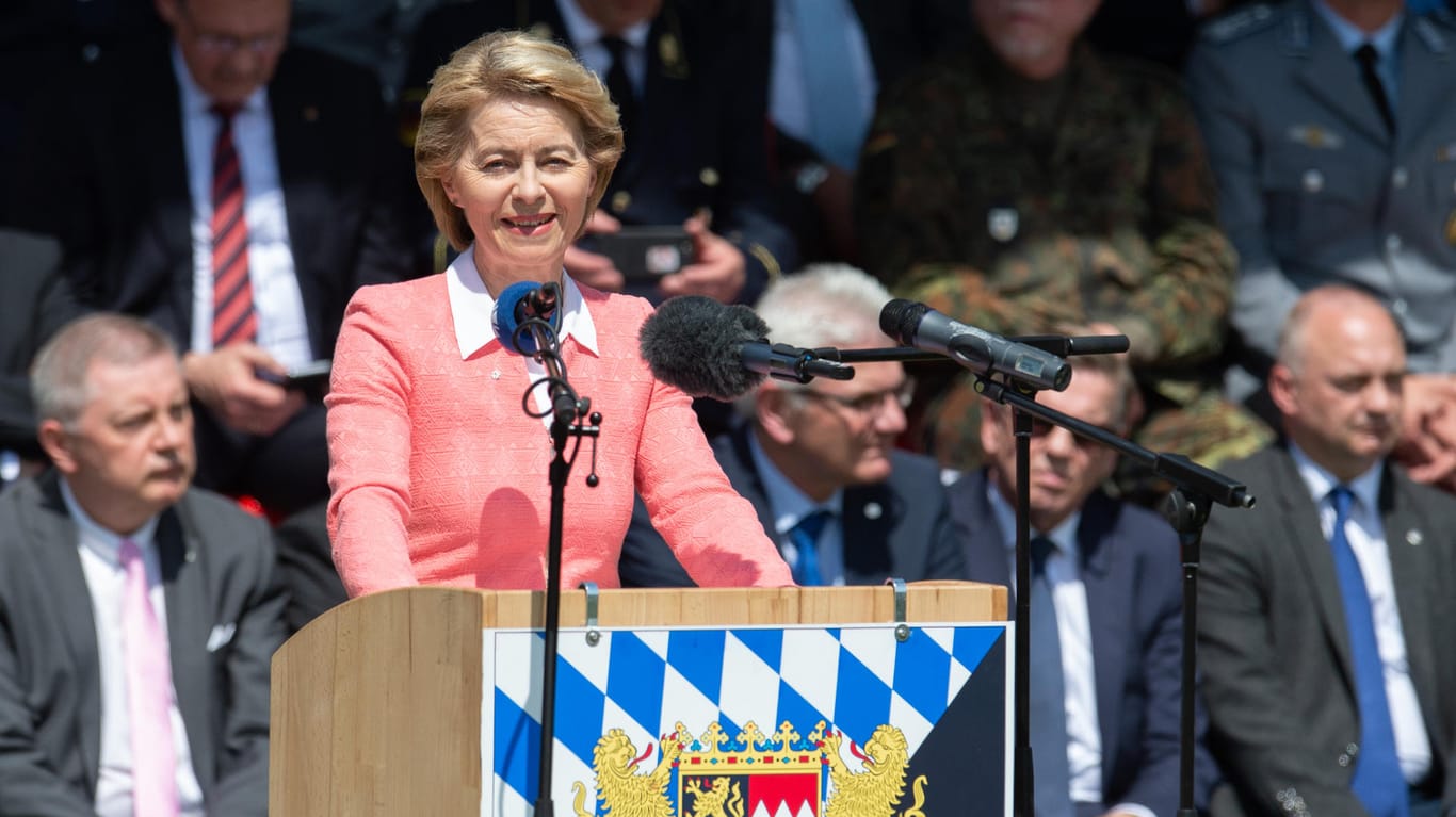 Ursula von der Leyen spricht anlässlich der Indienststellung des Landesregimentes Bayern. Die Bundeswehr will prüfen, ob das Konzept auf andere Bundesländer ausgeweitet werden kann.