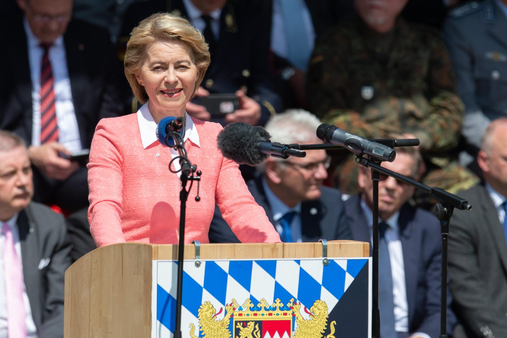 Ursula von der Leyen spricht anlässlich der Indienststellung des Landesregimentes Bayern. Die Bundeswehr will prüfen, ob das Konzept auf andere Bundesländer ausgeweitet werden kann.