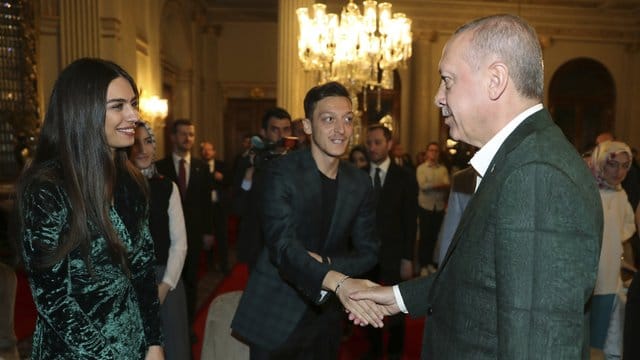 Recep Tayyip Erdogan (r) Mesut Özil und seine Verlobte Amine Gulse. Recep Tayyip Erdogan (r) Mesut Özil und seine Verlobte Amine Gulse.