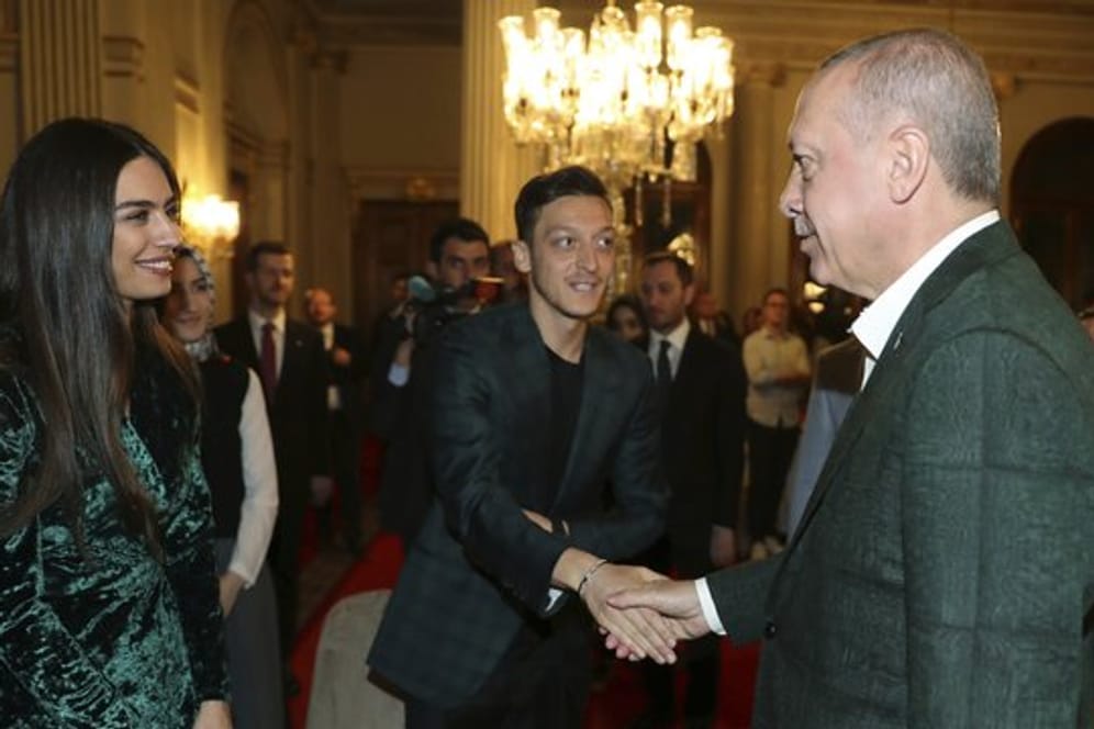 Recep Tayyip Erdogan (r) Mesut Özil und seine Verlobte Amine Gulse.