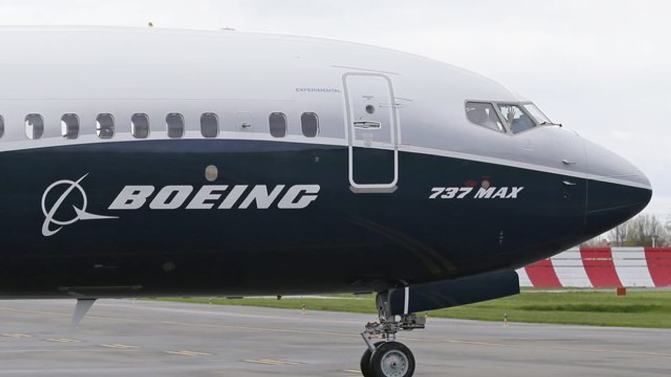 Ein Pilot winkt aus der Pilotenkabine einer Boeing 737 MAX 9.