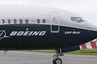 Ein Pilot winkt aus der Pilotenkabine einer Boeing 737 MAX 9.