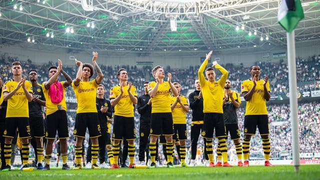 Die BVB-Profis verabschieden sich als Vize-Meister von ihnren Fans in Gladbach. Die BVB-Profis verabschieden sich als Vize-Meister von ihnren Fans in Gladbach.