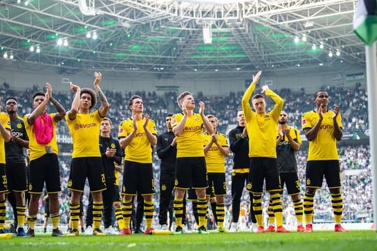 Die BVB-Profis verabschieden sich als Vize-Meister von ihnren Fans in Gladbach.