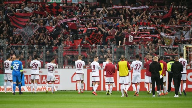 Die Mannschaft von Nürnberger verabschiedet sich als Absteiger von den Fans. Die Mannschaft von Nürnberger verabschiedet sich als Absteiger von den Fans.