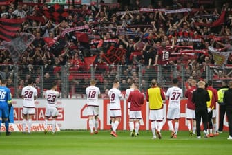 Die Mannschaft von Nürnberger verabschiedet sich als Absteiger von den Fans.