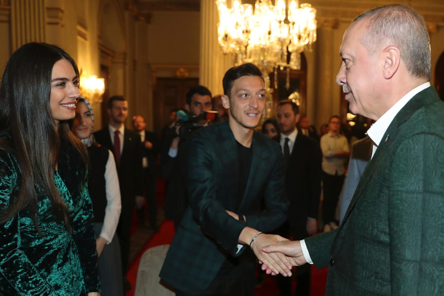 Recep Tayyip Erdogan (r.) begrüßt Mesut Özil und dessen Verlobte Amine Gülse: Der frühere deutsche Nationalspieler war einer der Ehrengäste des türkischen Präsidenten.