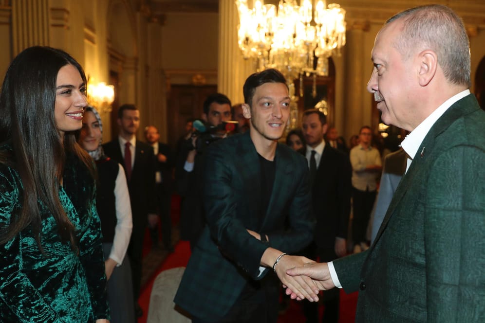 Recep Tayyip Erdogan (r.) begrüßt Mesut Özil und dessen Verlobte Amine Gülse: Der frühere deutsche Nationalspieler war einer der Ehrengäste des türkischen Präsidenten.