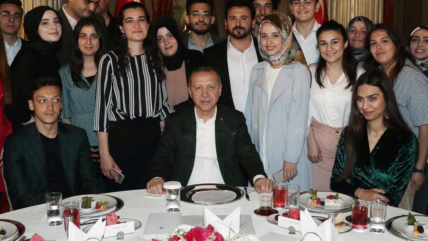 Ex-Nationalspieler Mesut Özil (l.) und seine Verlobte Amine Gülse sitzen beim Festmahl neben Präsident Erdogan: Es ist bereits das dritte gemeinsame Treffen in den vergangenen zwölf Monaten.