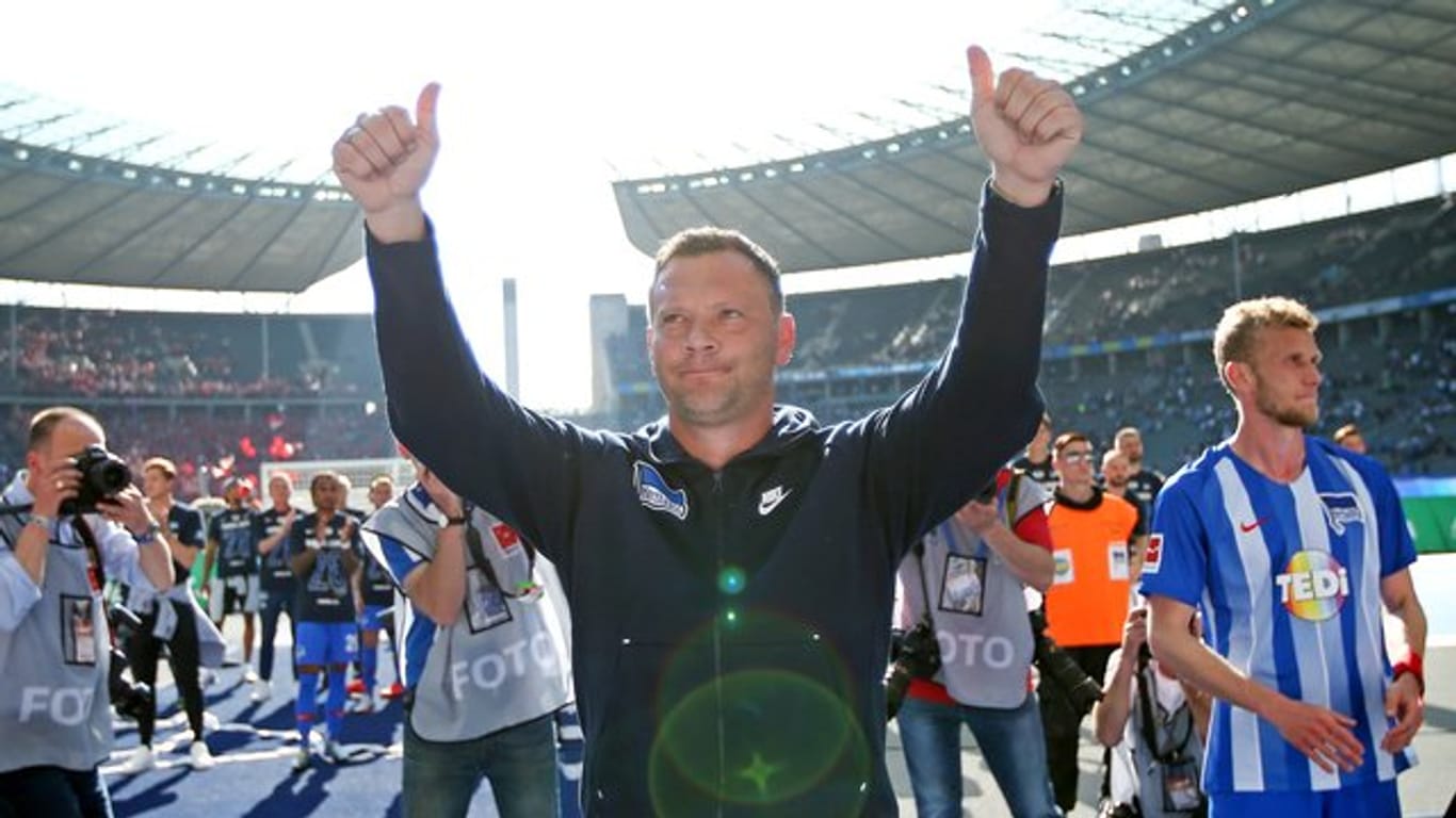 Cheftrainer Pál Dárdai von Hertha BSC verabschiedet sich von den Fans.