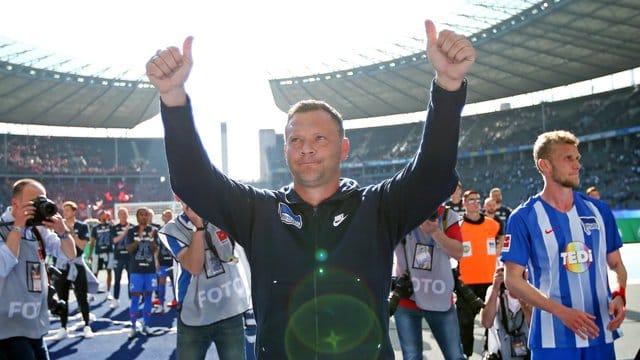 Cheftrainer Pál Dárdai von Hertha BSC verabschiedet sich von den Fans.