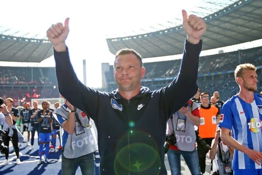 Cheftrainer Pál Dárdai von Hertha BSC verabschiedet sich von den Fans.