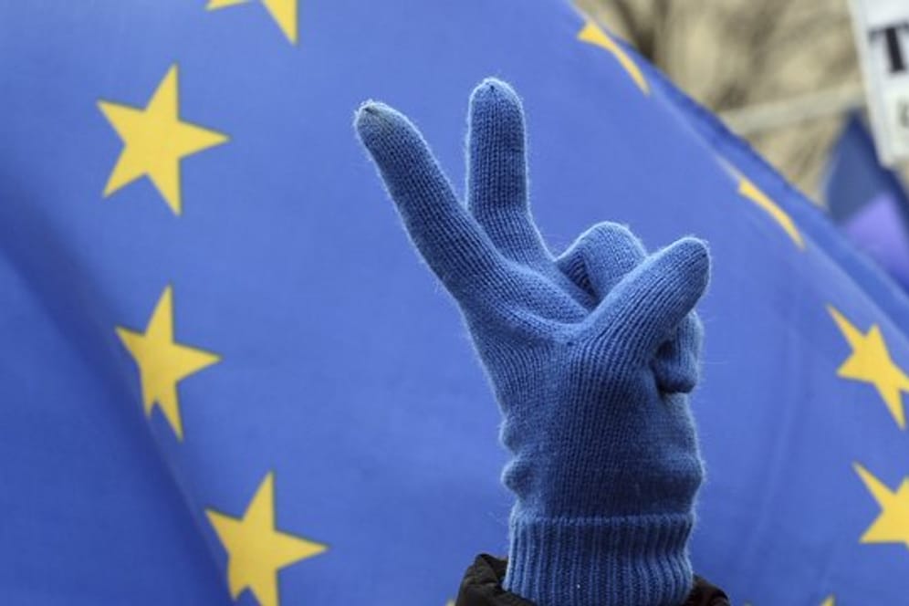 Ein Teilnehmer eines Marsches für Europa zeigt das Victory-Zeichen.