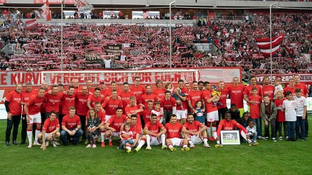 Düsseldorfs Spieler, Betreuer und Trainer haben sich ein dickes Lob verdient. Düsseldorfs Spieler, Betreuer und Trainer haben sich ein dickes Lob verdient.