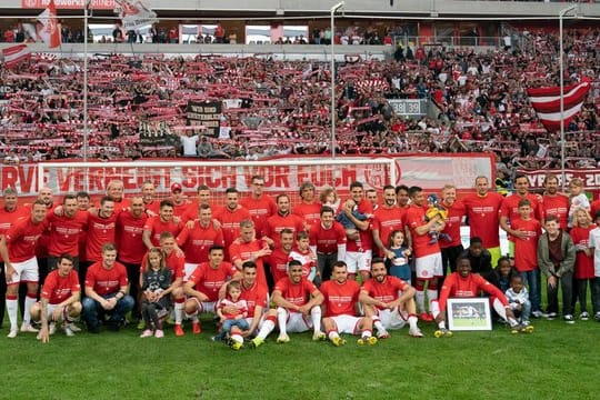 Düsseldorfs Spieler, Betreuer und Trainer haben sich ein dickes Lob verdient.