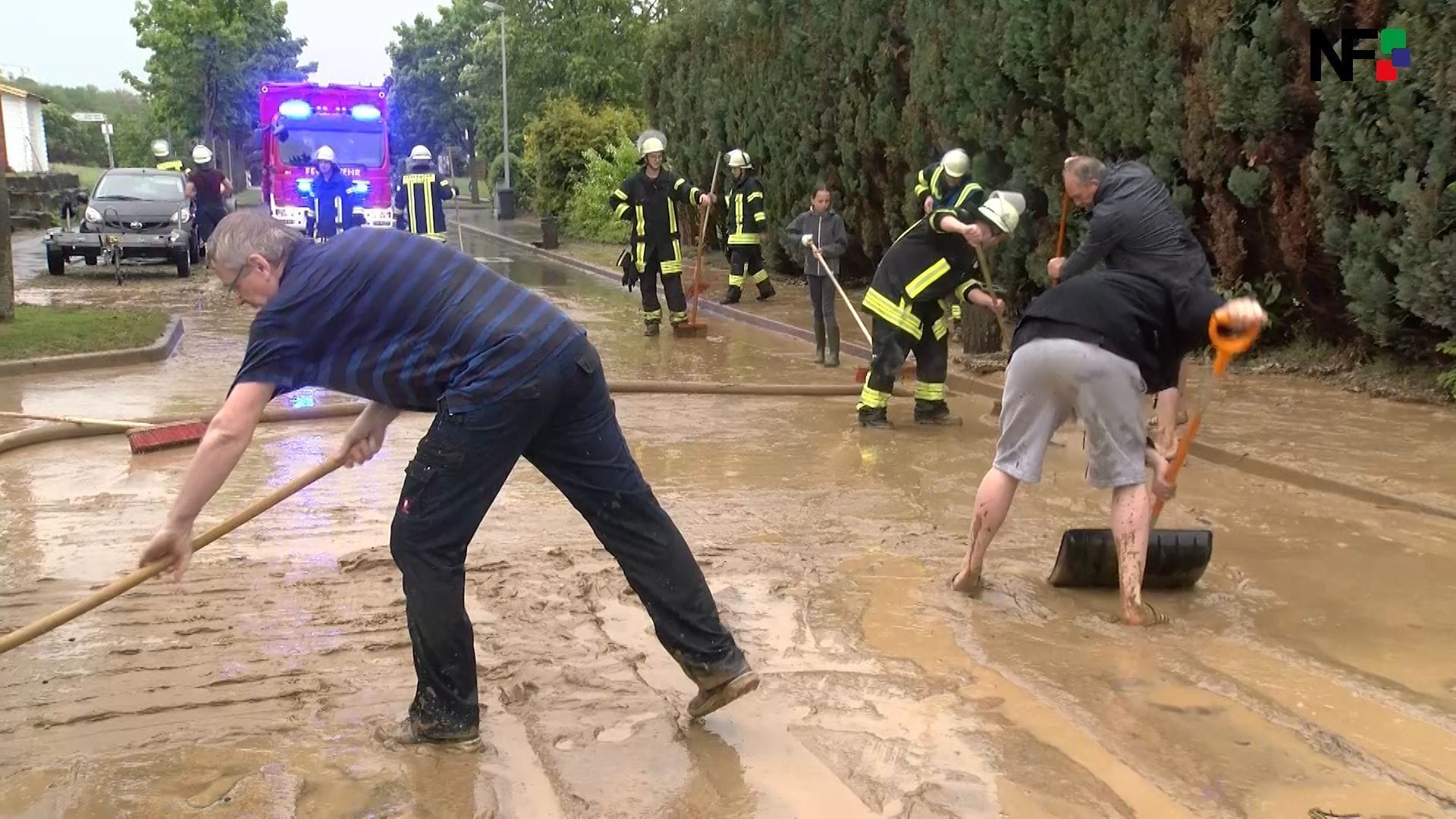 Ziemlich viel Schlamm: Die Feuerwehr bekam die Wassermassen schnell unter Kontrolle.