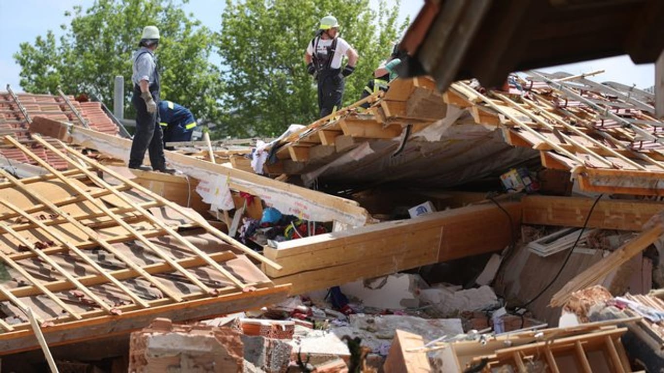 Einsatzkräfte in den Trümmern des zerstörten Hauses im bayerischen Rettenbach.