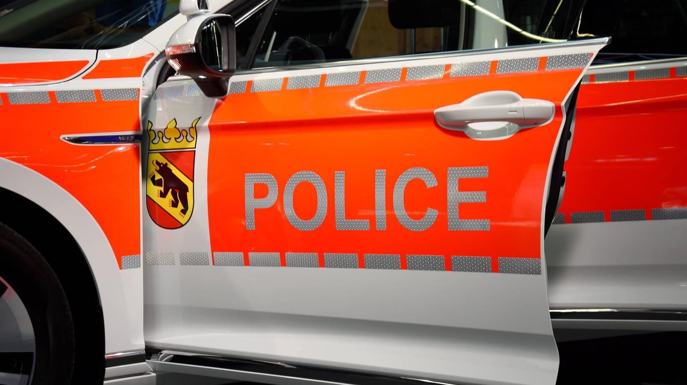 Ein Polizeiauto aus Bern: Bei den Ausschreitungen nahm die Polizei elf Menschen fest. (Symbolbild)