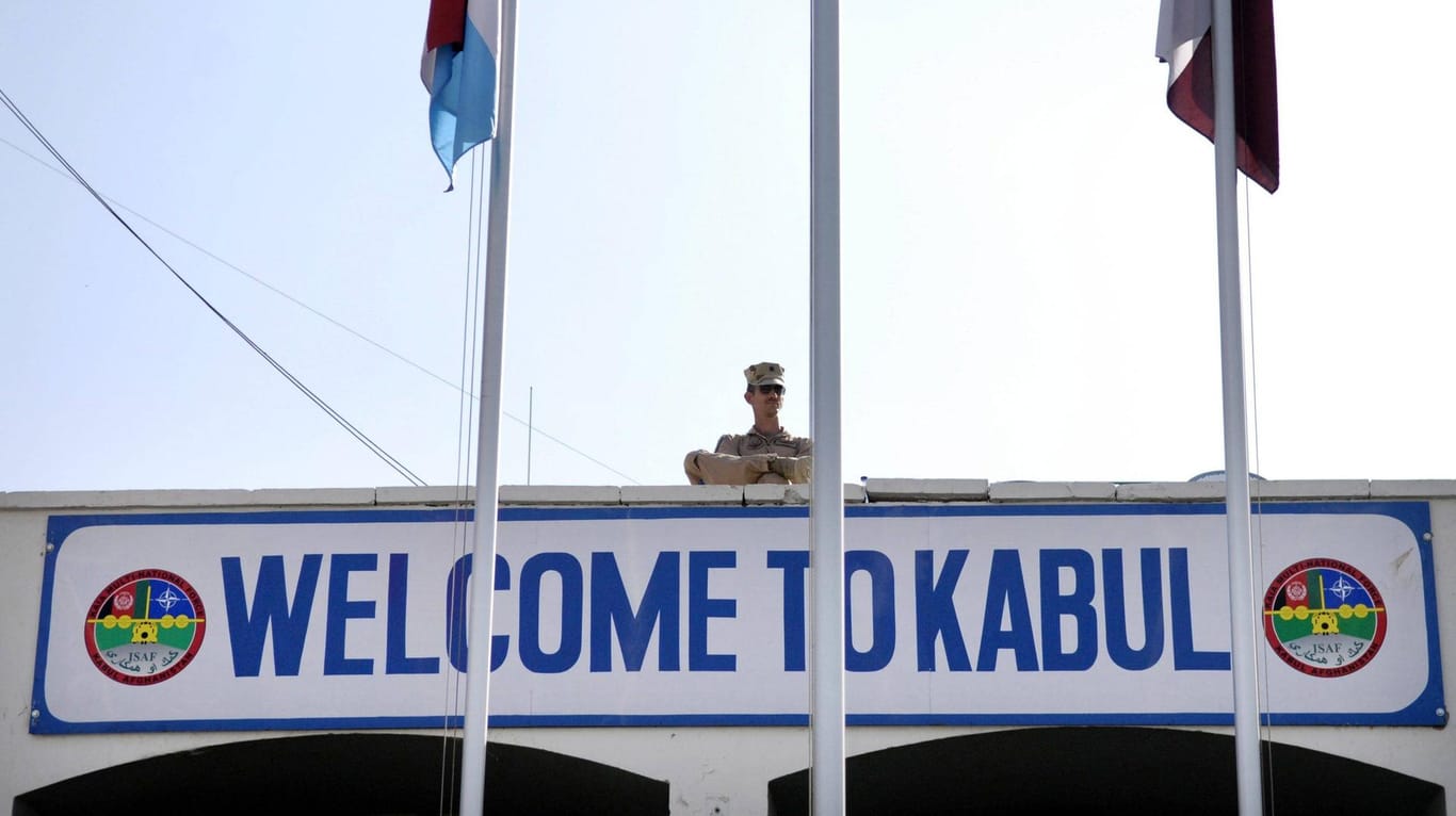 Ein Militärposten über einem Willkommensschild am Flughafen von Kabul: Seit Dezember 2016 schob die Bundesregierig 565 Männer nach Afghanistan ab. (Archivbild)