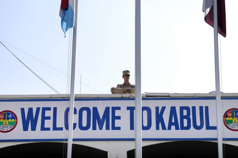 Ein Militärposten über einem Willkommensschild am Flughafen von Kabul: Seit Dezember 2016 schob die Bundesregierig 565 Männer nach Afghanistan ab. (Archivbild)