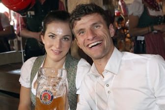 Bayern Münchens Thomas Müller nimmt seine Frau Lisa in Schutz.
