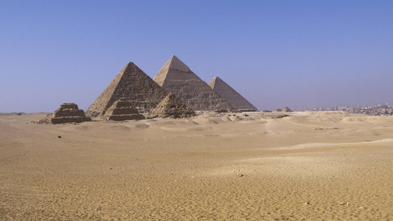 Pyramiden von Gizeh: Nahe des Weltwunders wurde ein Touristenbus von einer Explosion getroffen. Mehrere Menschen wurden verletzt. (Symbolfoto)