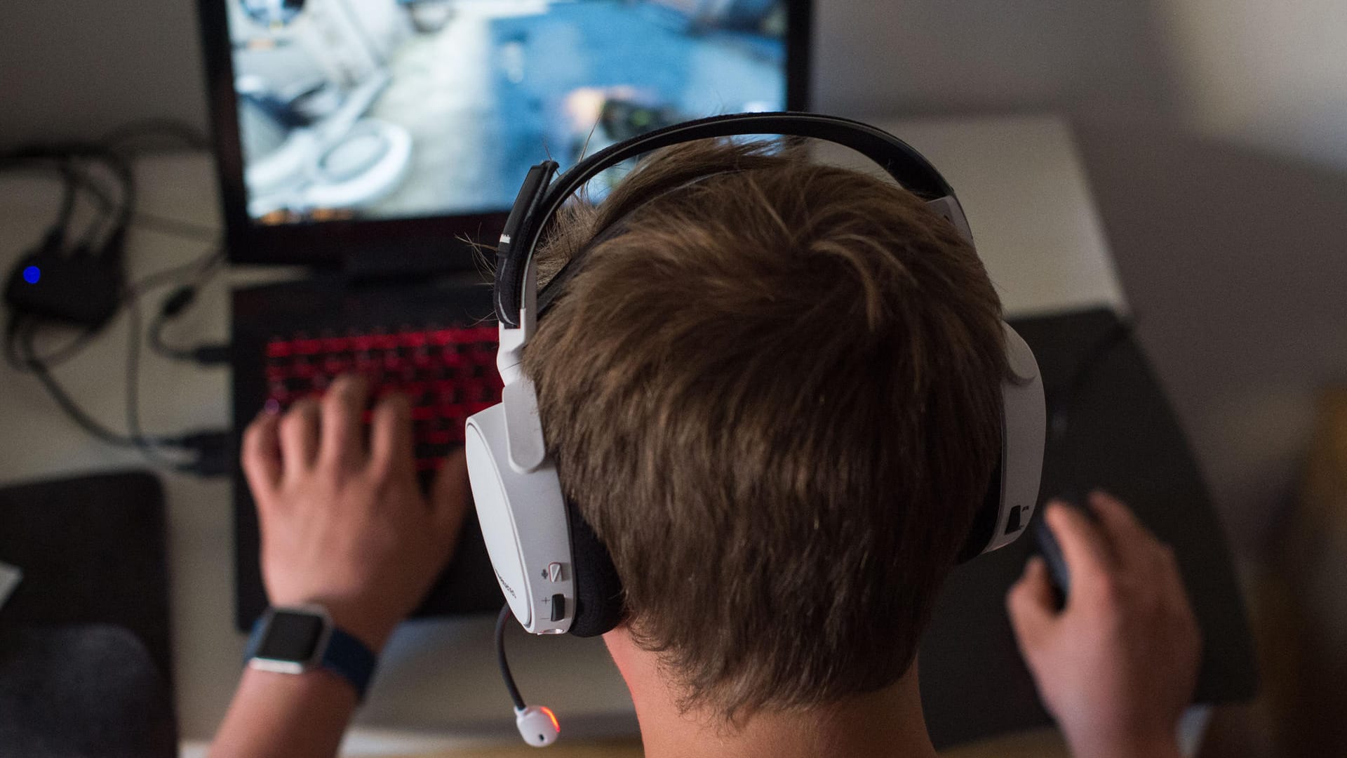 Ein Gamer am Computer: Nicht jeder, der viel zockt, ist krank – für pathologisches Spielen gibt es eine klares Definition. (Symbolbild)