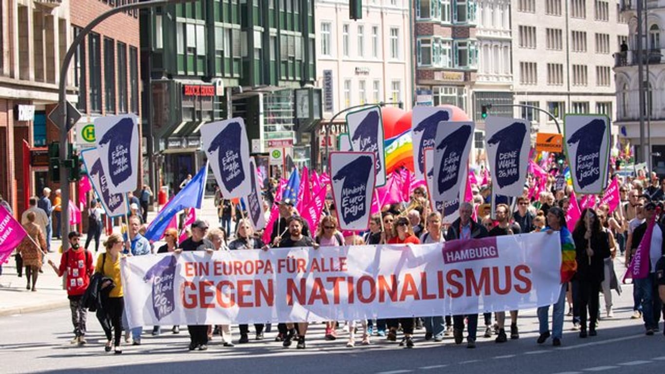 Unter dem Motto "Ein Europa für Alle - Deine Stimme gegen Nationalismus" rufen mehr als 150 Organisationen in Deutschland und europäischen Städten zu Demonstrationen auf.
