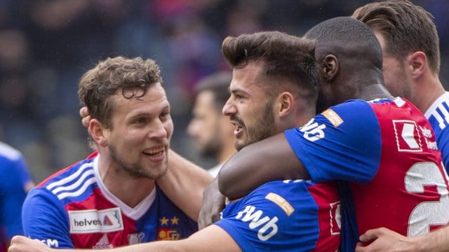 Die Spieler des FC Basel feiern den Sieg im Pokalfinale.