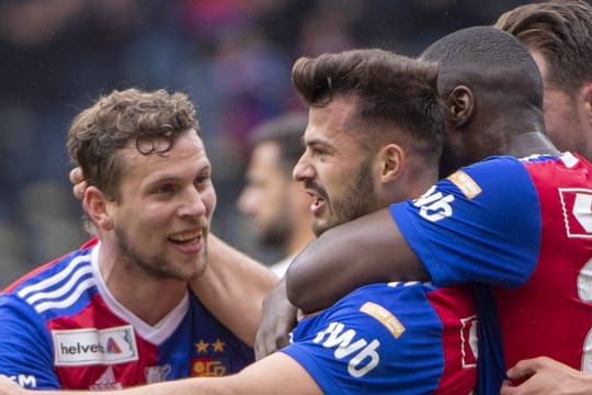 Die Spieler des FC Basel feiern den Sieg im Pokalfinale.