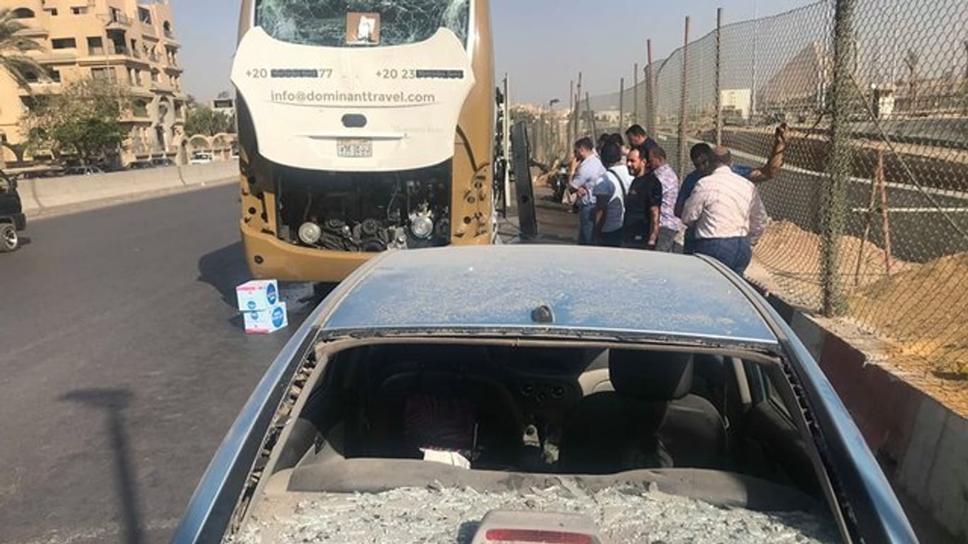 Der Sprengsatz explodierte am Straßenrand explodiert, als ein Touristenbus vorbeifuhr.