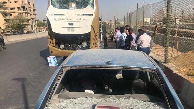 Der Sprengsatz explodierte am Straßenrand explodiert, als ein Touristenbus vorbeifuhr. Der Sprengsatz explodierte am Straßenrand explodiert, als ein Touristenbus vorbeifuhr.