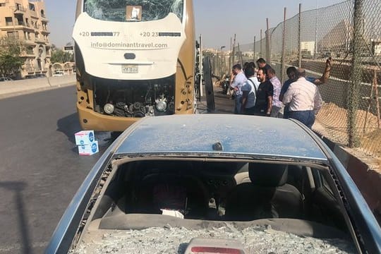 Der Sprengsatz explodierte am Straßenrand explodiert, als ein Touristenbus vorbeifuhr.