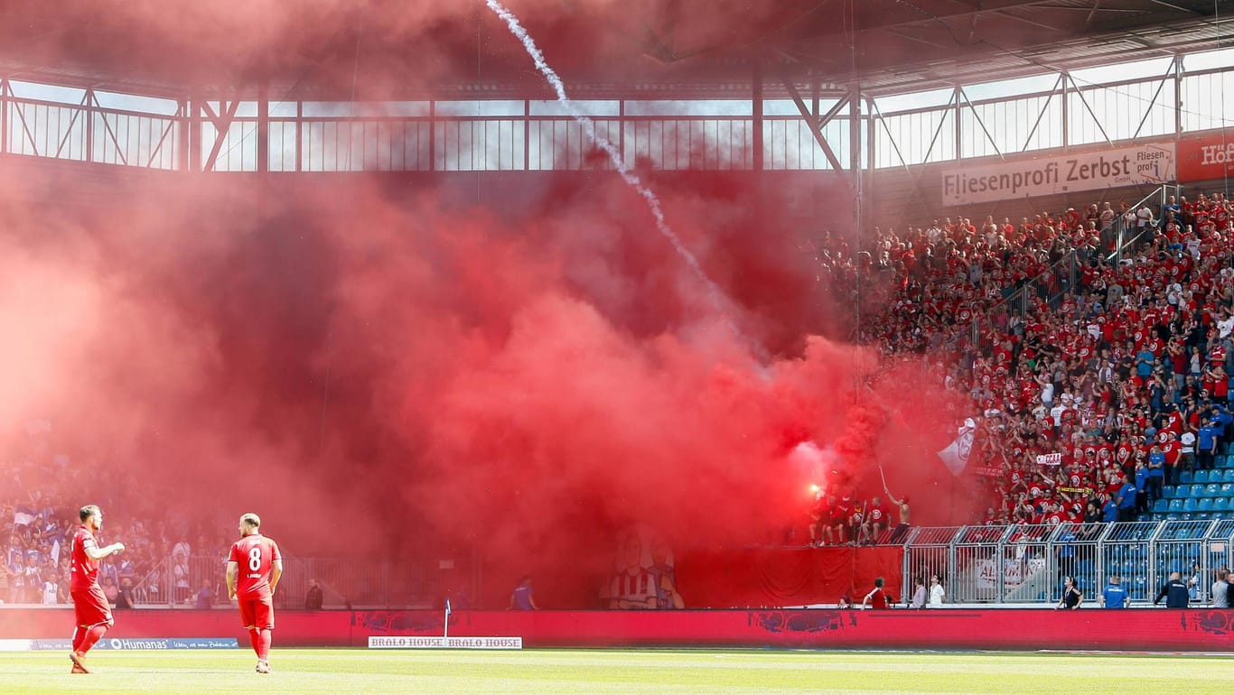 Rauch in Magdeburg: Die Partie gegen Köln musste zwischenzeitlich unterbrochen werden.