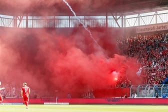 Rauch in Magdeburg: Die Partie gegen Köln musste zwischenzeitlich unterbrochen werden.