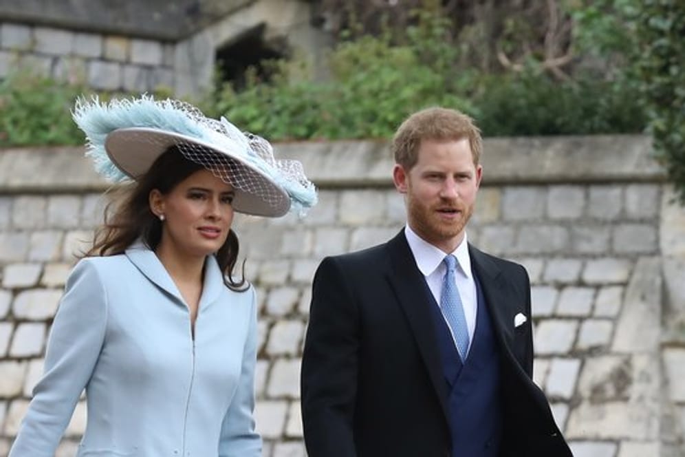 Ohne Meghan: Prinz Harry mit Lady Sophie Windsor (l), einer Schwägerin der Braut, auf dem Weg zur Hochzeit von Lady Gabriella Windsor und Thomas Kingston.